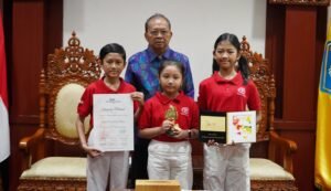 Gubernur Bali Wayan Koster menerima audiensi Bina Vokalia Bali di ruang tamu Kantor Gubernur Bali, Denpasar, Rabu (23/9/2026). Foto: dok/diksimerdeka.com