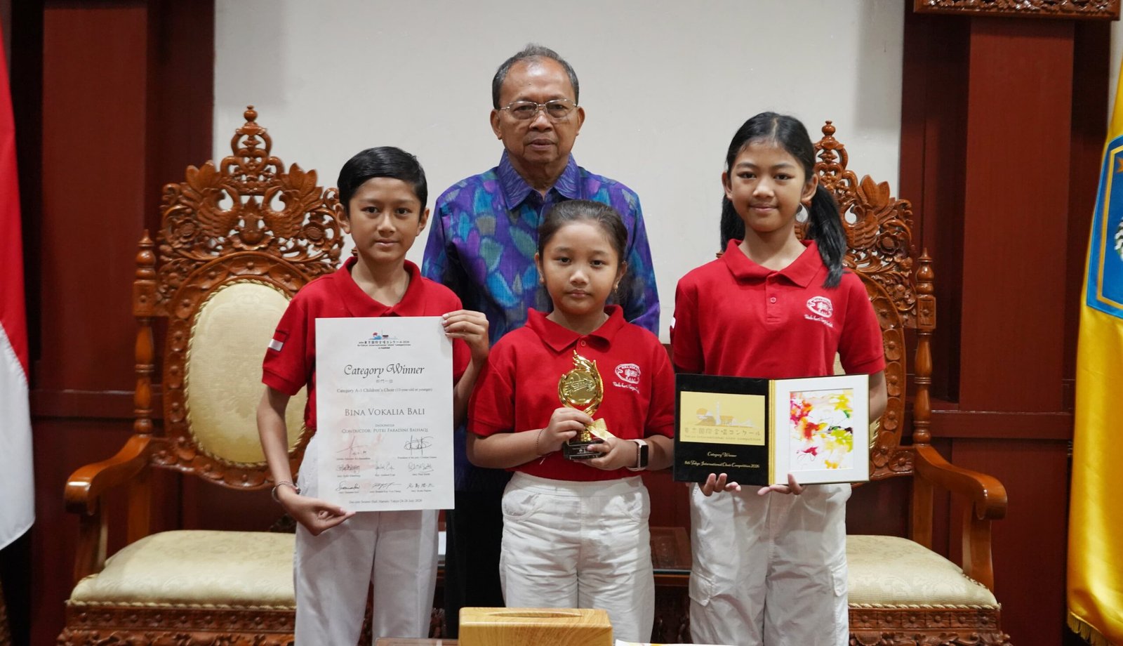 Gubernur Bali Wayan Koster menerima audiensi Bina Vokalia Bali di ruang tamu Kantor Gubernur Bali, Denpasar, Rabu (23/9/2026). Foto: dok/diksimerdeka.com