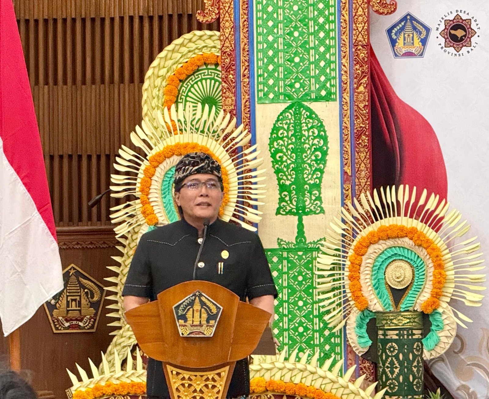 Wakil Gubernur Bali I Nyoman Giri Prasta saat memberikan sambutan dalam peringatan Hari Ulang Tahun (HUT) ke-3 Forum Gerakan Adat Se-Nusantara (Forgas) Bali di Gedung Wiswa Sabha Utama, Kantor Gubernur Bali, Denpasar, Rabu (9/9/2026).