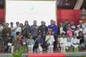 ubernur Bali Wayan Koster saat menghadiri penyerahan dokumen kependudukan kepada 30 anak telantar dari seluruh Bali di Gedung Nari Graha, Denpasar, Jumat (18/9/2026).