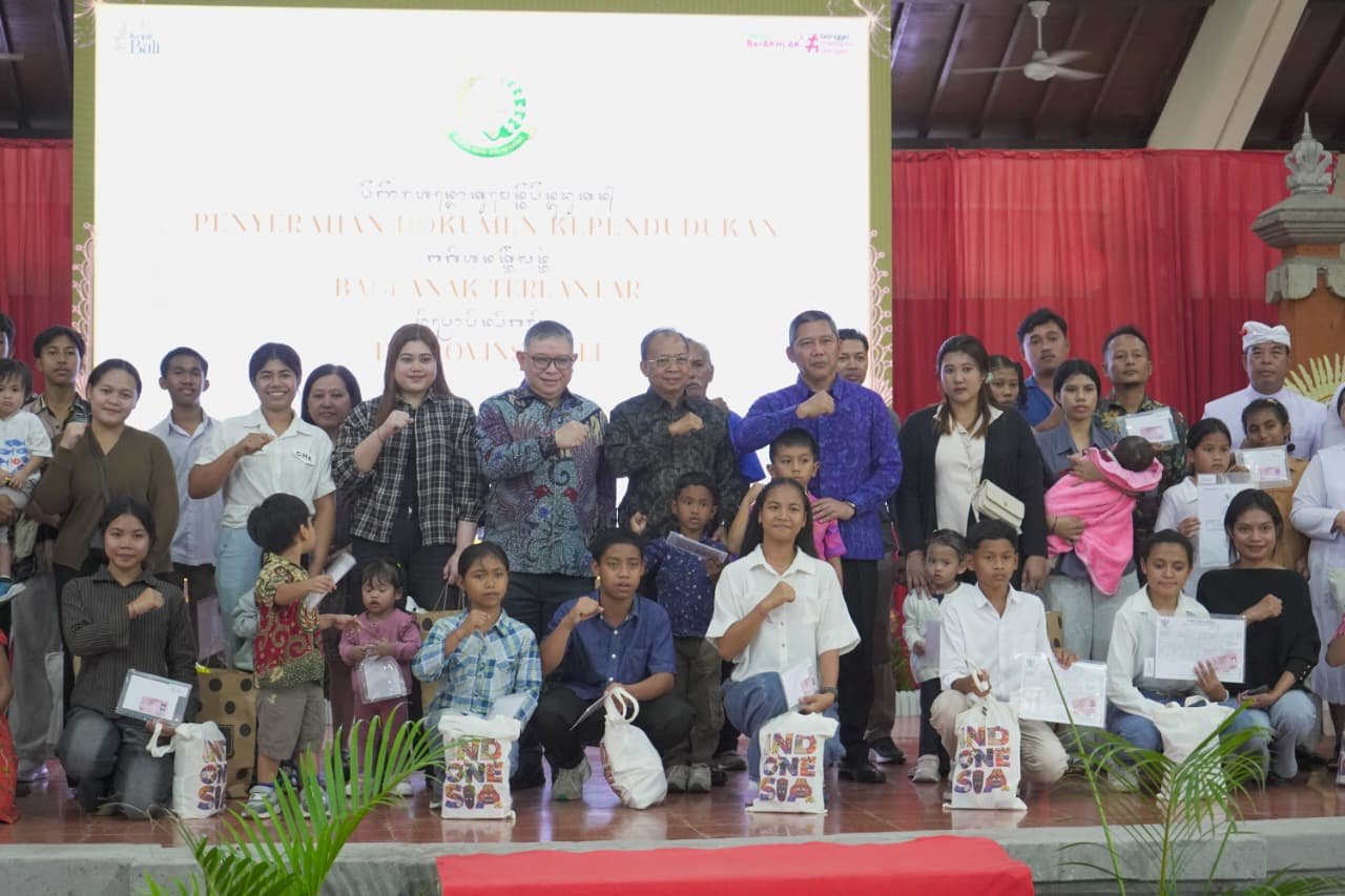 ubernur Bali Wayan Koster saat menghadiri penyerahan dokumen kependudukan kepada 30 anak telantar dari seluruh Bali di Gedung Nari Graha, Denpasar, Jumat (18/9/2026).