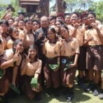 Gubernur Bali Wayan Koster bersama siswa SMPN 13 Denpasar di Padangsambian Kelod, Denpasar, Bali, Jumat (18/9/2026) siang.