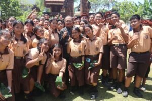 Gubernur Bali Wayan Koster bersama siswa SMPN 13 Denpasar di Padangsambian Kelod, Denpasar, Bali, Jumat (18/9/2026) siang.