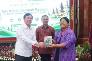 Sekda Dewa Made Indra bersama Ketua DPD RI Sultan Baktiar Najamudin dalam Dialog Kenegaraan DPD RI bertema “Tata Kelola Sampah Terpadu Berbasis Ekosistem Masyarakat Daerah” di Gedung Wiswa Sabha Utama, Kantor Gubernur Bali, Denpasar, Jumat (25/9/2026).