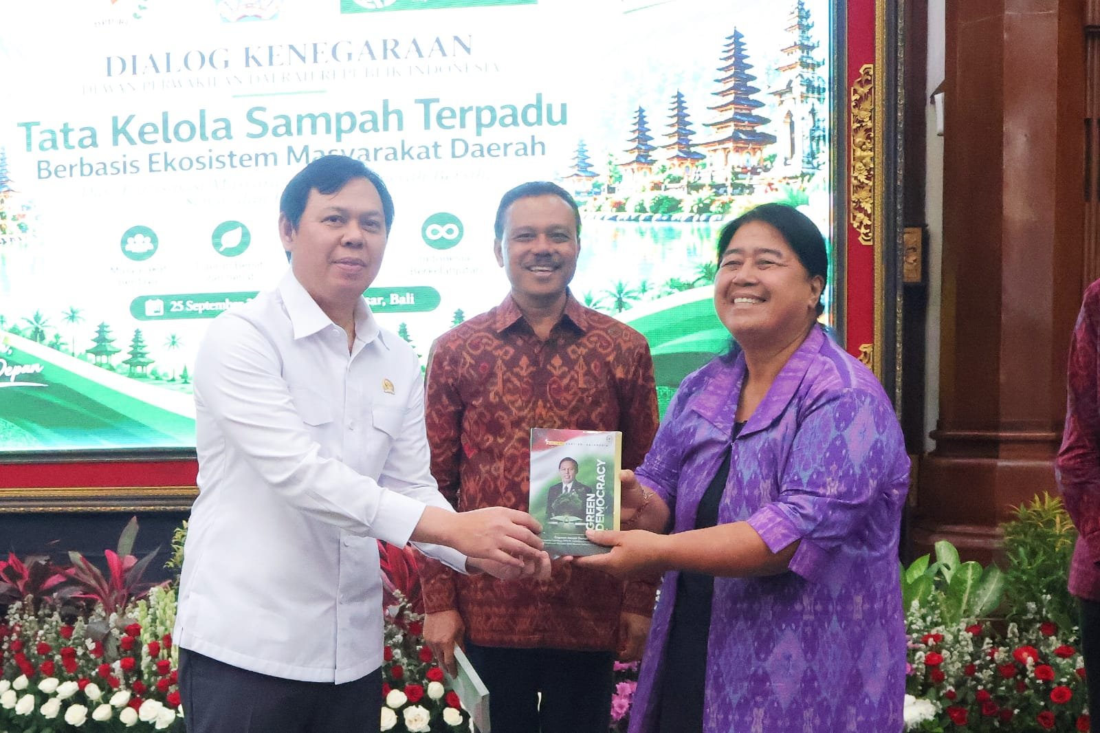 Sekda Dewa Made Indra bersama Ketua DPD RI Sultan Baktiar Najamudin dalam Dialog Kenegaraan DPD RI bertema “Tata Kelola Sampah Terpadu Berbasis Ekosistem Masyarakat Daerah” di Gedung Wiswa Sabha Utama, Kantor Gubernur Bali, Denpasar, Jumat (25/9/2026).