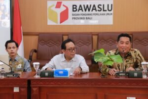 Ketua Bawaslu Bali I Putu Agus Tirta Suguna dan Anggota DKPP Dewa Kade Wiarsa Raka Sandi dalam kegiatan Monitoring dan Evaluasi (Monev) di Ruang Rapat Kantor Bawaslu Provinsi Bali, Jumat (25/9/2026).
