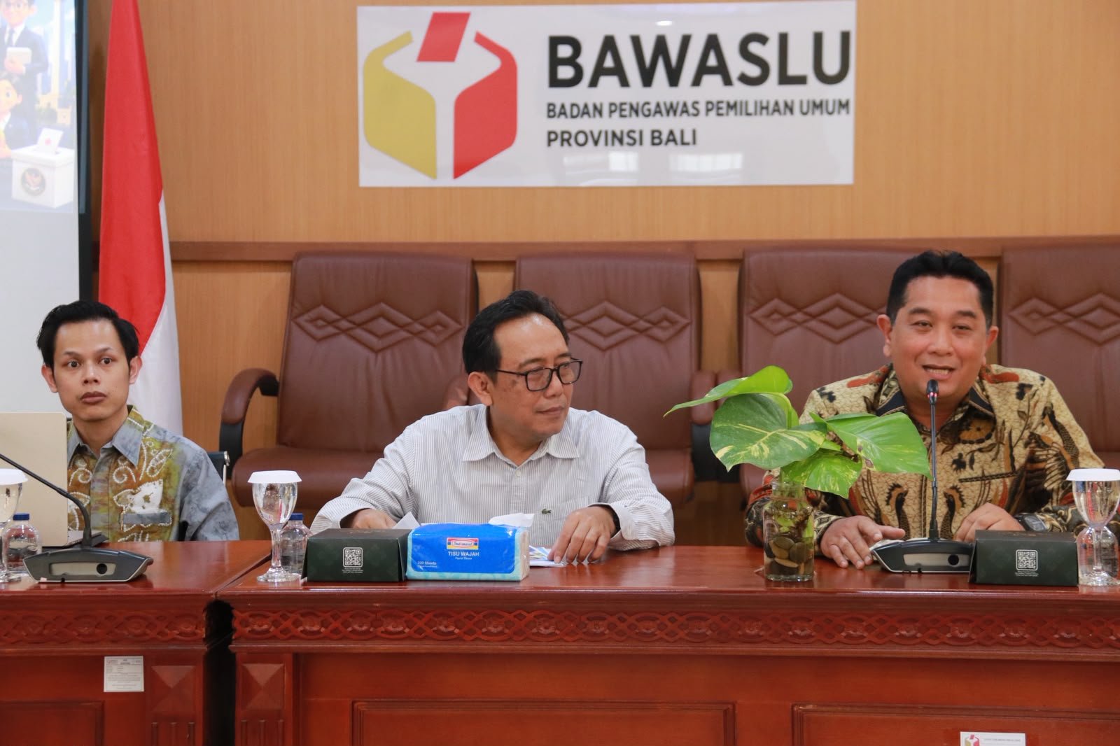 Ketua Bawaslu Bali I Putu Agus Tirta Suguna dan Anggota DKPP Dewa Kade Wiarsa Raka Sandi dalam kegiatan Monitoring dan Evaluasi (Monev) di Ruang Rapat Kantor Bawaslu Provinsi Bali, Jumat (25/9/2026).