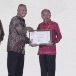 Gubernur Bali Wayan Koster menerima penghargaan dari KPK RI