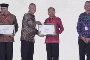 Gubernur Bali Wayan Koster menerima penghargaan dari KPK RI