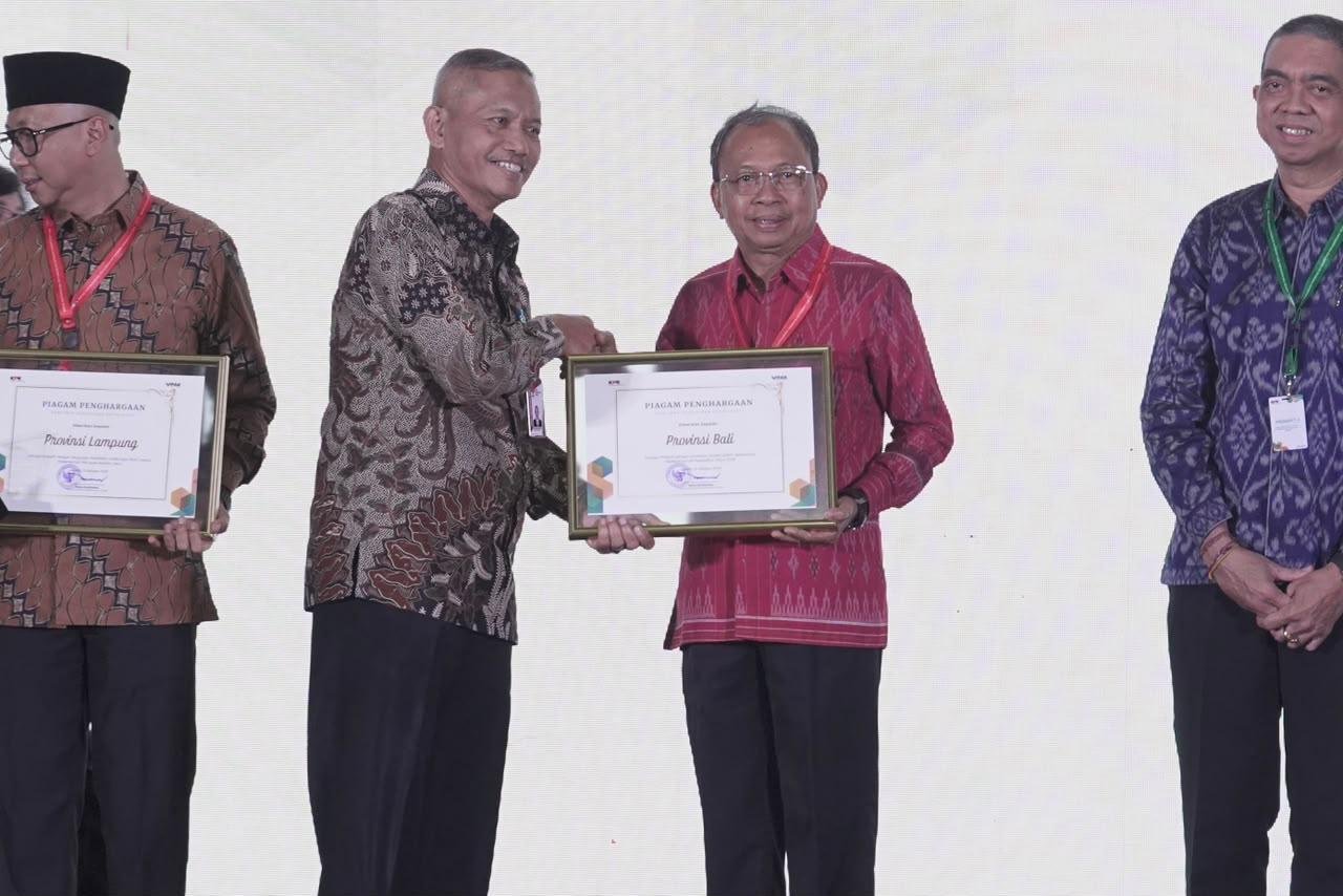 Gubernur Bali Wayan Koster menerima penghargaan dari KPK RI