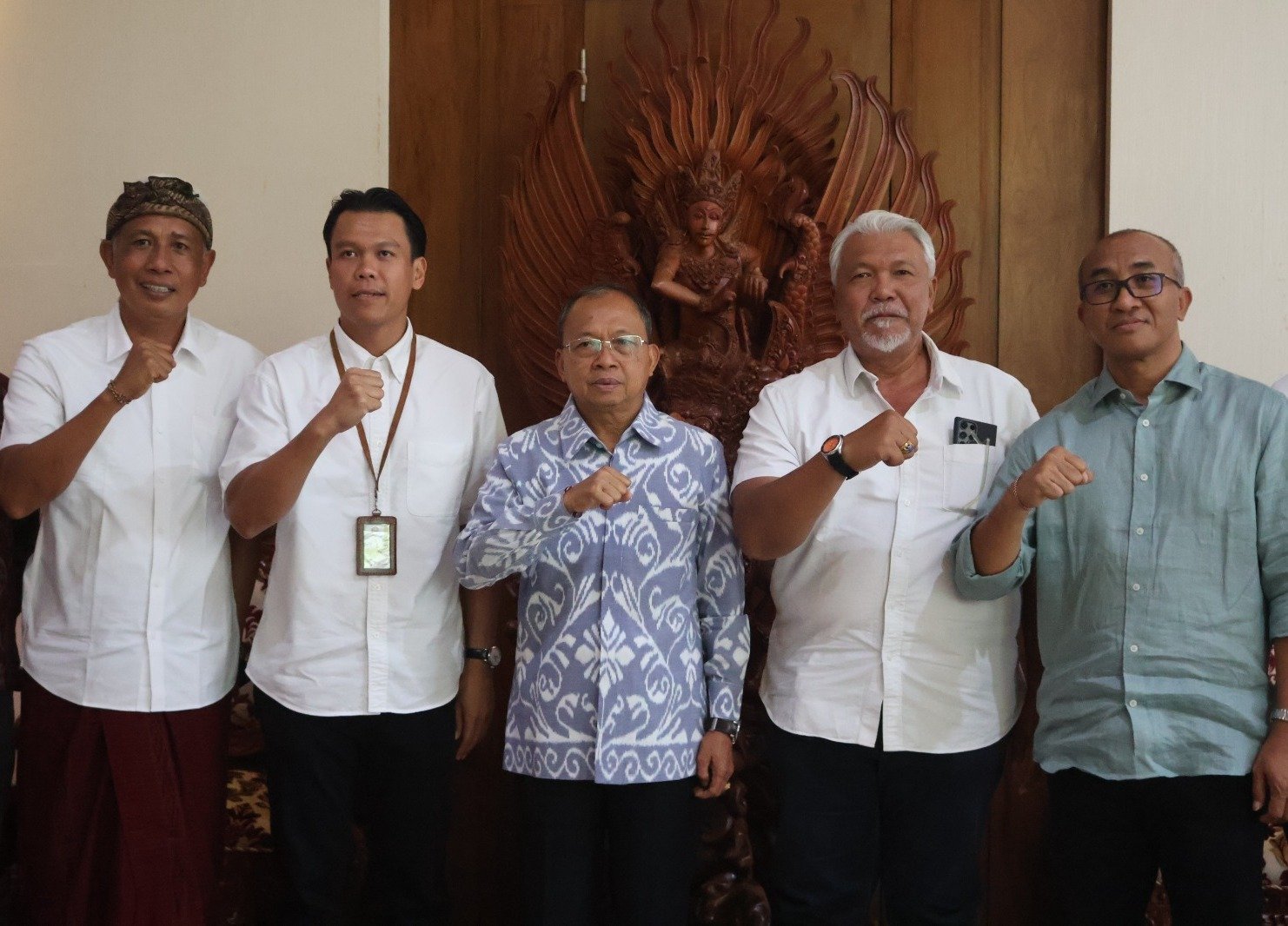 Gubernur Bali Wayan Koster bersama jajaran Pertamina Patra Niaga ke Rumah Jabatan Gubernur Bali, Jayasabha, Denpasar, Senin (12/10/2026).