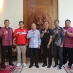 Gubernur Koster saat menerima jajaran Asprov PSSI Denpasar di Jayasabha, Denpasar, Senin (12/10/2026).