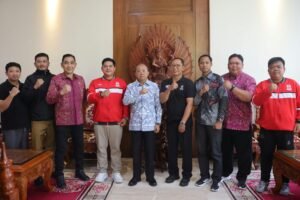 Gubernur Koster saat menerima jajaran Asprov PSSI Denpasar di Jayasabha, Denpasar, Senin (12/10/2026).