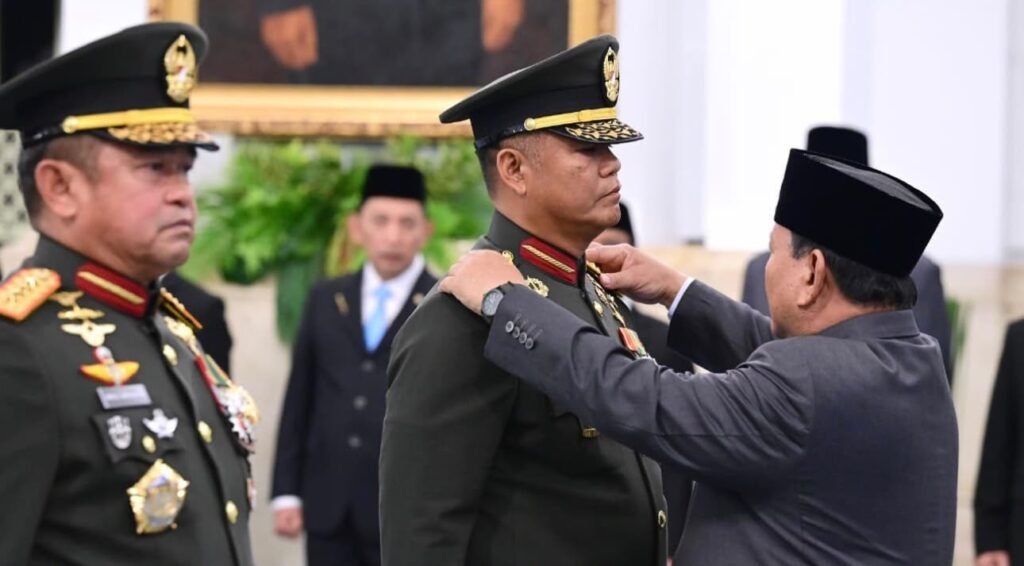 Presiden Prabowo Subianto melantik Jenderal TNI Tandyo Budi Revita sebagai Kepala Staf Angkatan Darat (KSAD) di Istana Negara, Jakarta, Kamis, 15 Oktober 2026.