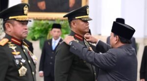 Presiden Prabowo Subianto melantik Jenderal TNI Tandyo Budi Revita sebagai Kepala Staf Angkatan Darat (KSAD) di Istana Negara, Jakarta, Kamis, 15 Oktober 2026.