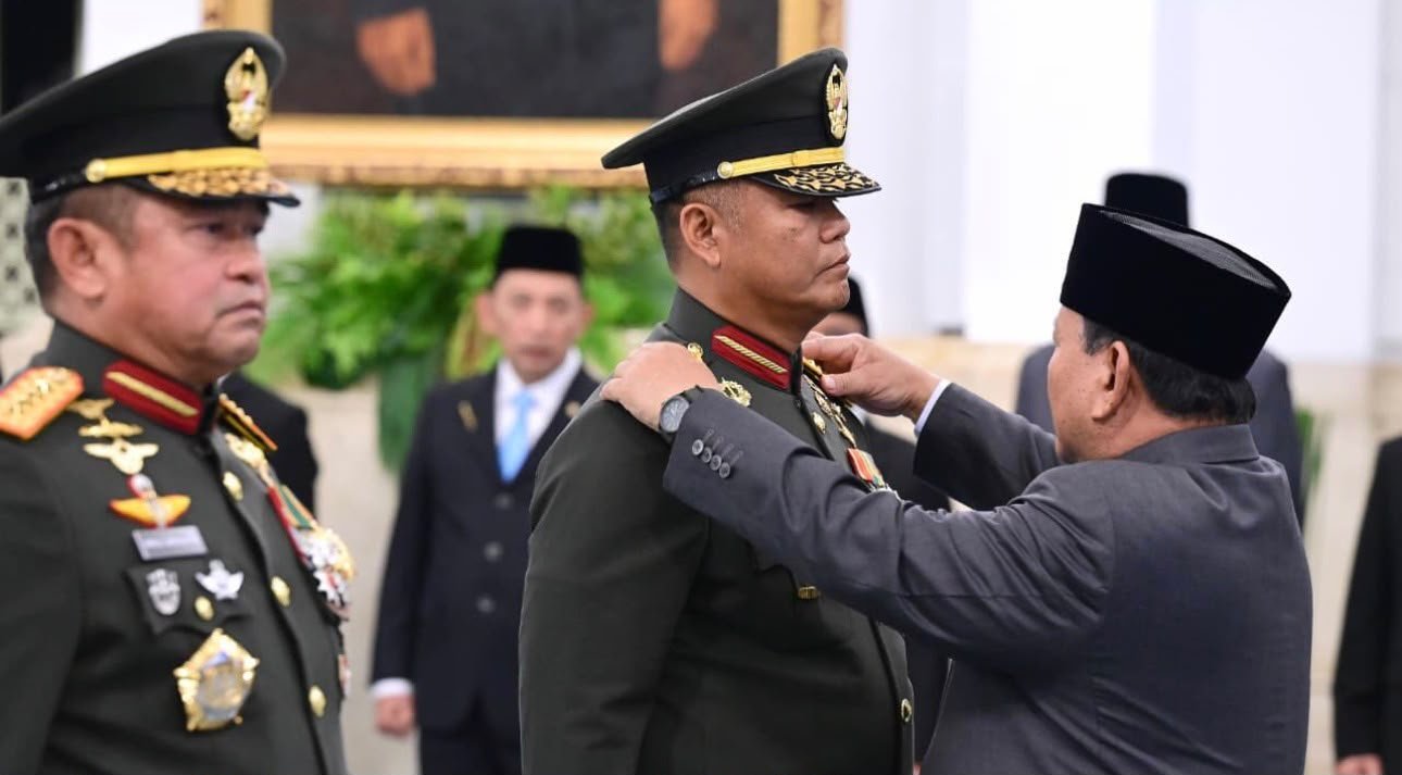 Presiden Prabowo Subianto melantik Jenderal TNI Tandyo Budi Revita sebagai Kepala Staf Angkatan Darat (KSAD) di Istana Negara, Jakarta, Kamis, 15 Oktober 2026.