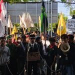 Cipayung Plus yang terdiri dari KMHDI, PMII, HMI, GMKI, PMKRI, dan IMM menggelar aksi demonstrasi di depan Kantor Sales Area Manager (SAM) Retail Bali PT Pertamina Patra Niaga, Jumat (16/10/2026).