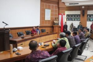 Gubernur Bali Wayan Koster menggelar psikotes terhadap 40 pejabat pimpinan tinggi pratama atau pejabat eselon II Gedung Fakultas Kedokteran Universitas Udayana (Unud), Kampus Sudirman, Denpasar, Selasa (20/10/2026). Foto: dok/diksimerdeka.com