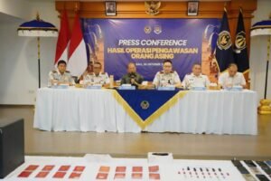Gubernur Bali Wayan Koster saat menghadiri konferensi pers hasil operasi pengawasan orang asing di Kantor Imigrasi Kelas I Khusus TPI Ngurah Rai, Senin (26/10/2026). Foto: dok/diksimerdeka.com