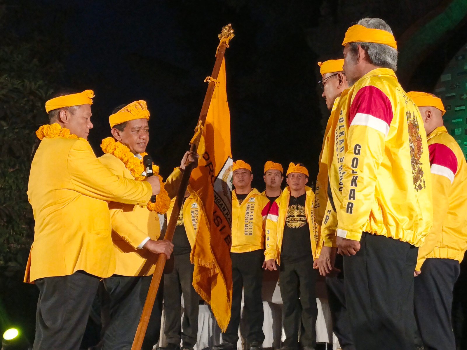 Ketua Umum Partai Golkar Bahlil Lahadalia melantik seluruh pengurus Dewan Pengurus Daerah (DPD) Partai Golkar se-Bali, bertempat di Monumen Gong Perdamaian Dunia, Desa Budaya Kertalangu, Denpasar, Sabtu (3/10/2026).