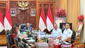 rapat koordinasi bersama Menteri Perumahan dan Kawasan Permukiman mengenai progres program APBN dan non-APBN Kementerian PKP di Provinsi Bali. Rapat diikuti Gubernur Bali Wayan Koster secara virtual melalui Zoom, Rabu (30/9/2026).