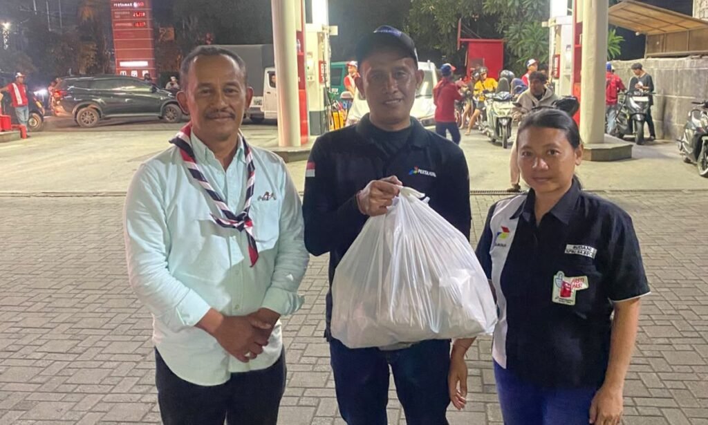 PHRI dan Pramuka Bali Bagikan Konsumsi untuk Petugas SPBU